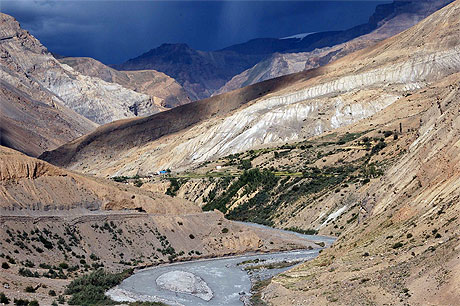 Orage sur l'acc�s au monast�re de Kaza