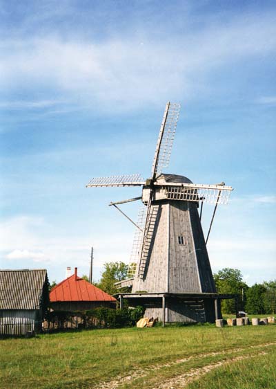 moulin � vent en bois