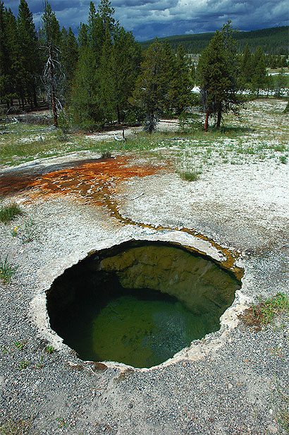 Trou dans la terre � Firehole area