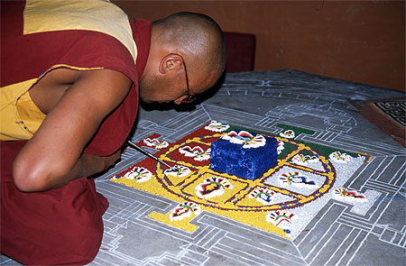 Fabrication d'un mandala au Monast�re de Sumur