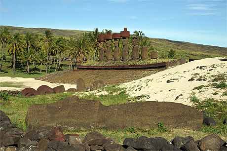 Moais Ahu Nau Nau avec Moai couch�
