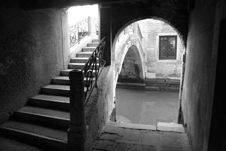 Au bord d'un canal � Venise