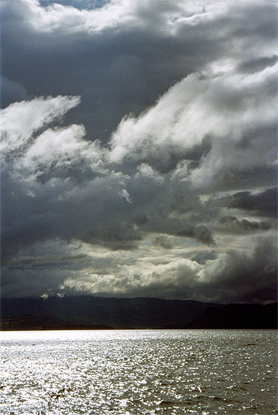 Le ciel noir sur le fjord 
