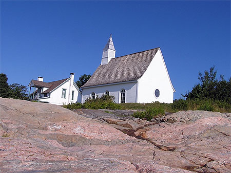 Magnifique petite chapelle protestante au bord du St Laurent