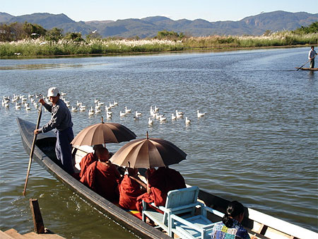 bonzes en bateau
