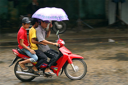 Motobike sous la pluie de mousson