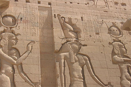 Bas relief du Dieu Horus et de la D�esse Hathor