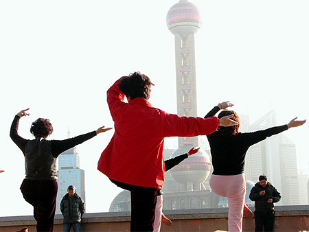 Tai Chi face � la cit� fusturiste de Pudong