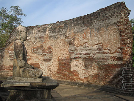 Bouddha � Polonnaruwa