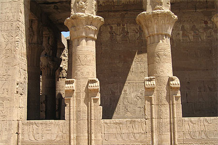 Bas relief du Dieu Horus