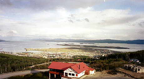 Vue d'Ushuaia et du canal de Beagle depuis le glacier Martial