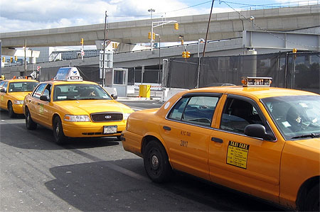 Une file de taxis � l'a�roport JFK