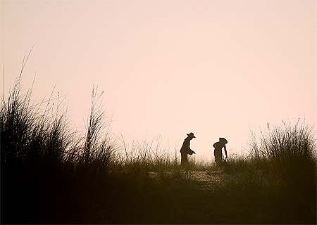 Ombres birmanes sur les berges de l'Ayeyarwady
