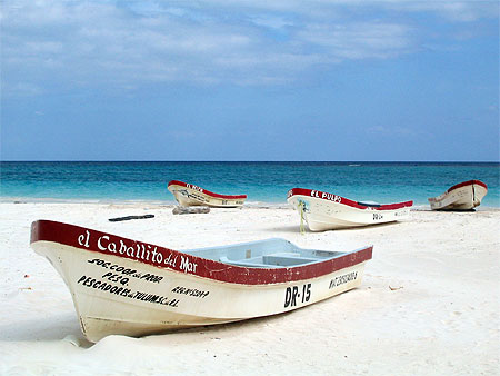 Bateaux sur sable blanc
