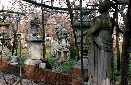 Etrange statue