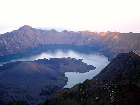 Mont Rinjani au lever du soleil