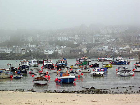 Petit port de St Ives dans la brume