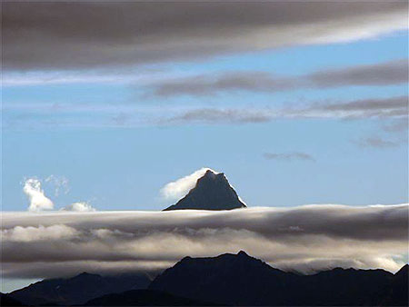 Le volcan Puntagudo perce les nuages � l'aube