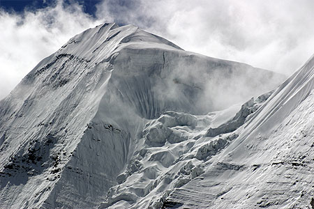Une des montagnes enneig�es