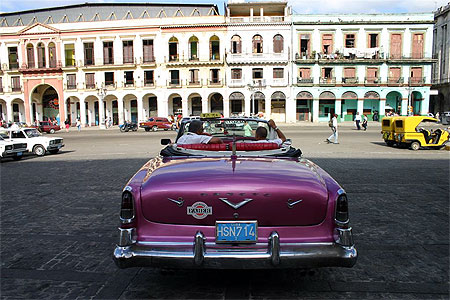 Voiture am�ricaine devant le Capitole