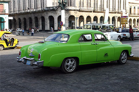 Voiture devant le Capitole