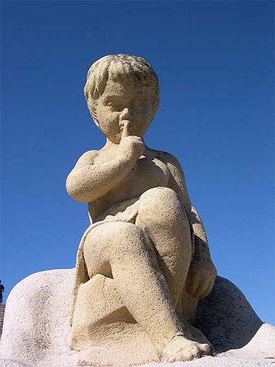 Petit ange invitant au silence