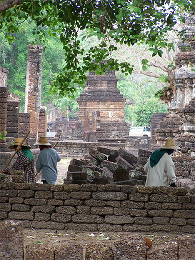Balayeuses au vieux Sukothai