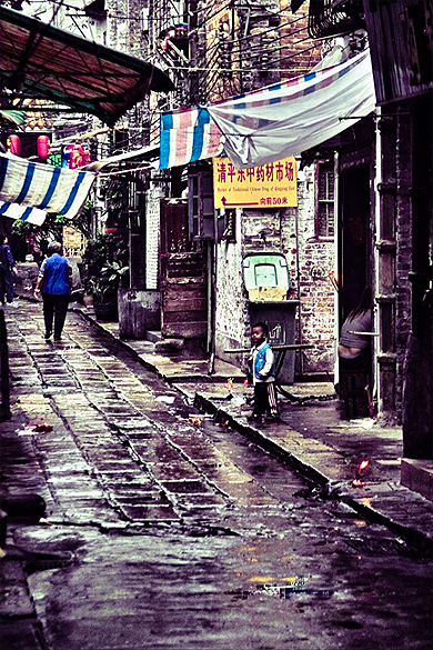 Enfant dans la rue