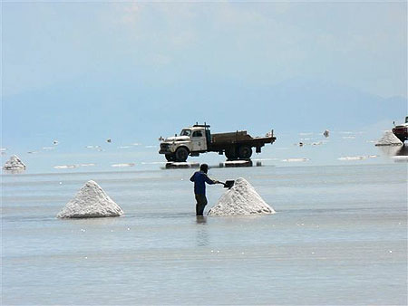 Le dur travail sur le salar d'Uyuni