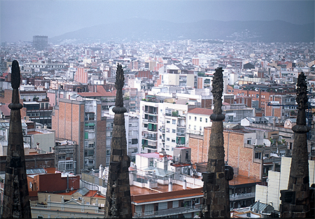 Vue sur barcelone de l'int�rieur de la sagrada familia