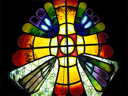 Vitrail de la crypte de gaudi � la colonia g�ell