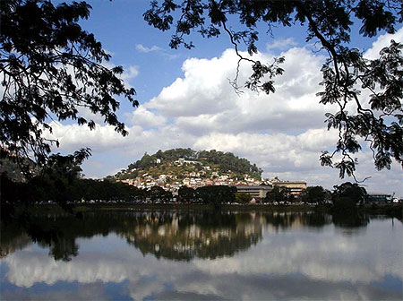 La colline du fort Voyron se mire dans le lac Anosy