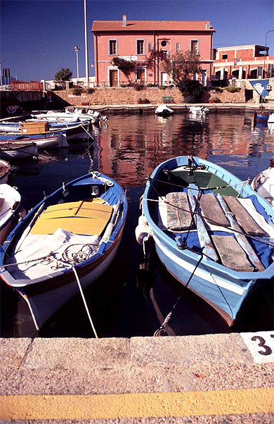 La gare d'Arbatax, et le port