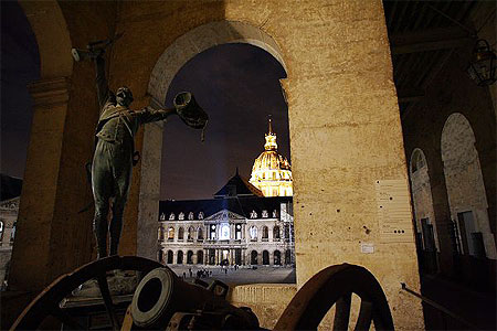 Le D�me et une statue des Invalides