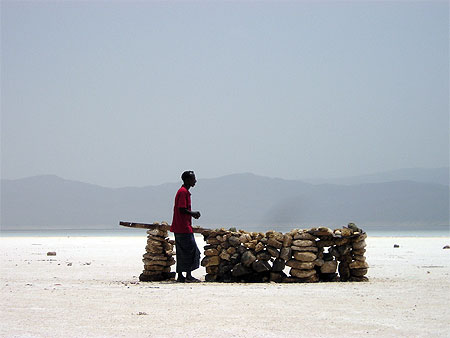 Vendeur au lac Assal