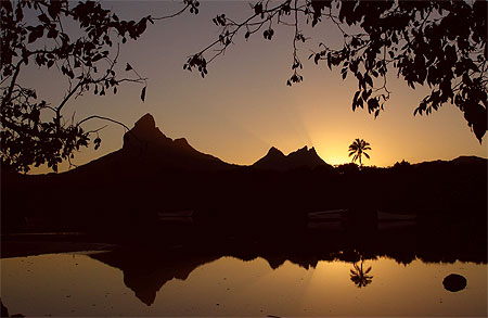 Le soleil se l�ve sur la Montagne du Rempart, � Tamarin