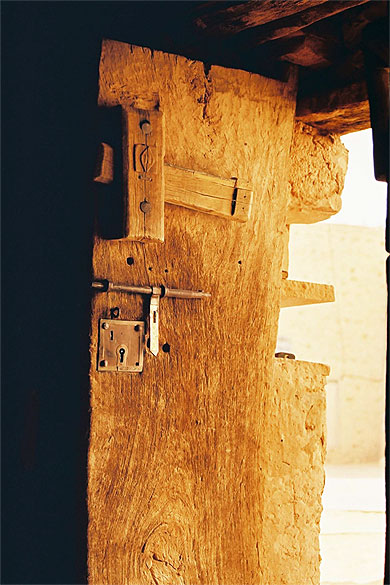 Porte en acacia mill�naire