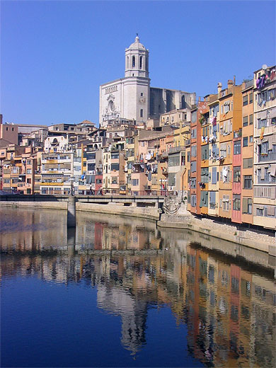 Reflets de la Cath�drale de GIrona dans l'Onyar