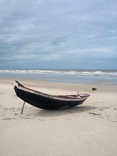 Barque sur la plage de Cabur�