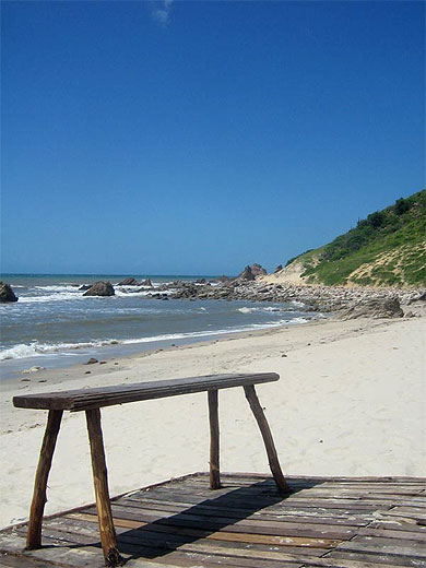 Jangada amarr�e sur la plage