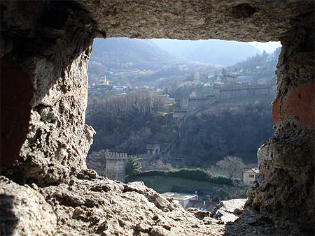 Vue sur Bellinzona � travers le Castel Grande