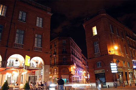 Angle de rue, spectacle nocturne!
