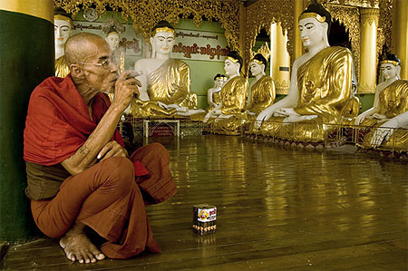 A day in Shwedagon Pagoda