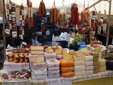 Saucissons & fromages au march� de Sineu
