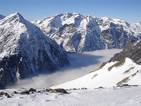 Dans la Vall�e, le village de Venosc sous les nuages