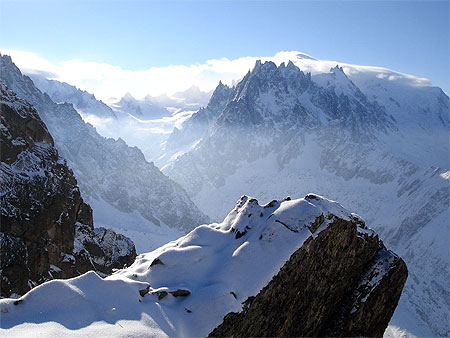 Les aiguilles du midi et le Mont Blanc sous les nuages au fond