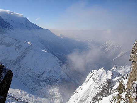 Ligne de nuages au-dessus de la vall�e de Chamonix