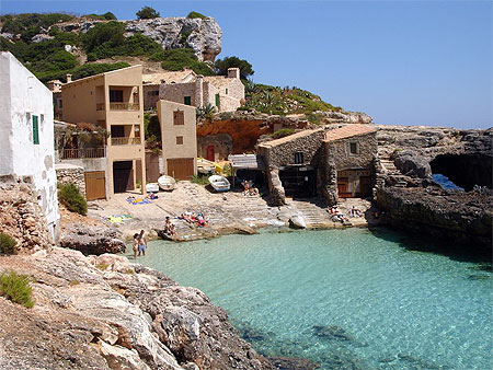 Minuscule port vierge avec crique sublime