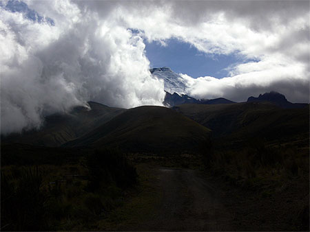 Le Cotopaxi entre les nuages