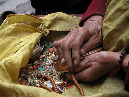 Mains de p�lerin devant le temple du Jokhand